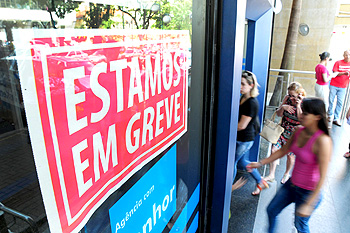 Greve começa com adesão de 1,5 mil bancários na região