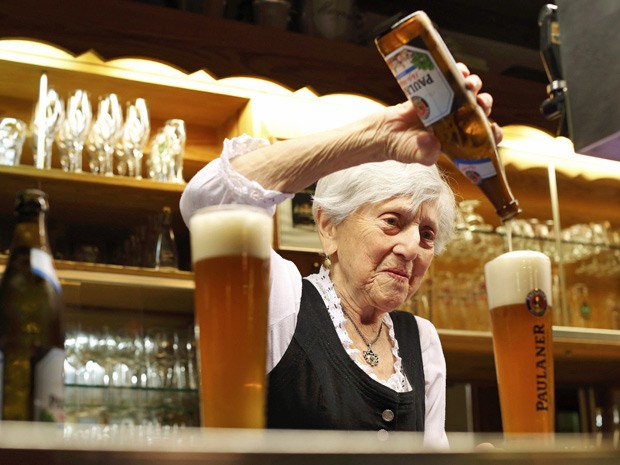 Garçonete alemã de 91 anos trabalha no mesmo restaurante desde 1939