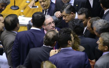 Deputados invertem pauta, adiam votação de MPs e aprovam 'PEC da Bengala'