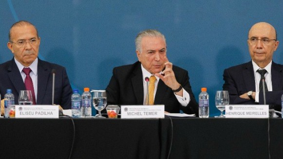 Governo reduz previsão de salário mínimo de 2019 e fixa valor em R$ 998