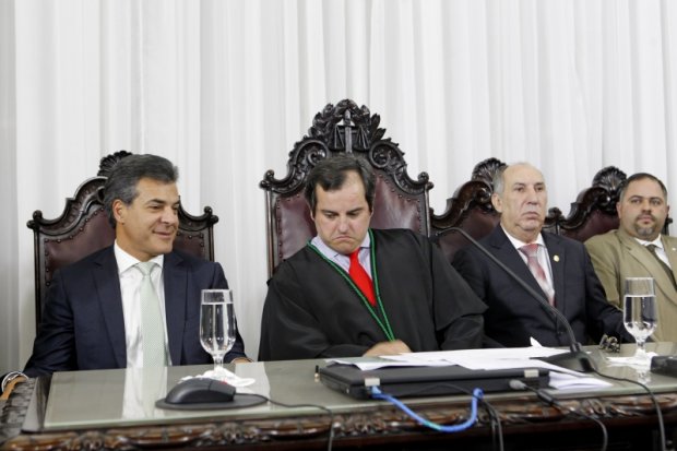 Governo enfrenta crise, mas vizinhos têm dinheiro sobrando