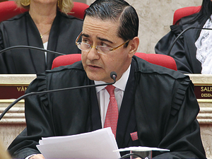 Presidente do TRF-4 mantém Lula preso e diz que decisão final cabe ao relator