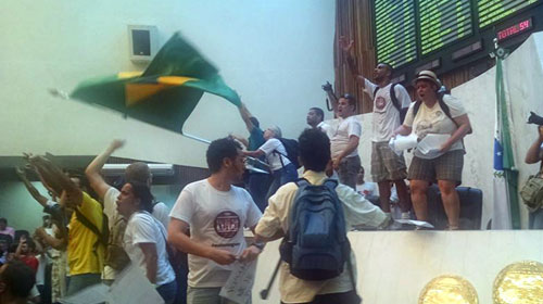 Após aprovação do tratoraço, plenário da Assembleia é invadido