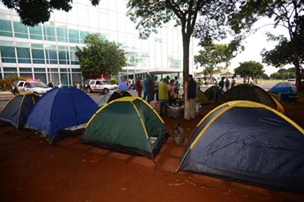 Protesto em defesa de camponeses fecha entrada de ministério em Brasília