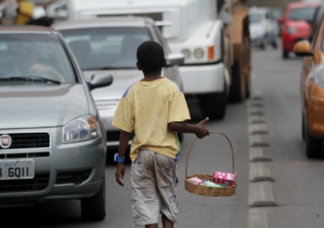 Trabalho infantil em frente ao Ministério do Trabalho é ignorado por autoridades