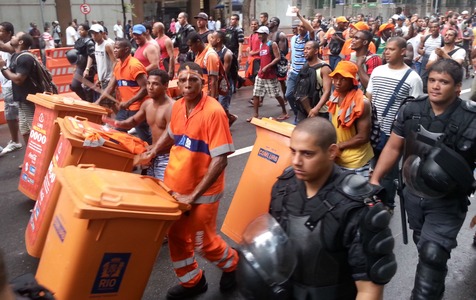 Aplaudido nas ruas do Rio, gari rejeita título de herói: 