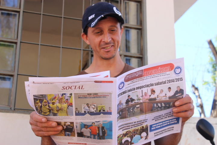 Diretores do STICMA entregam jornal do sindicato dos trabalhadores