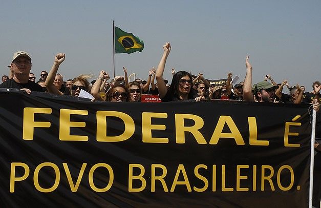 Policiais federais protestam e prometem greve durante a Copa