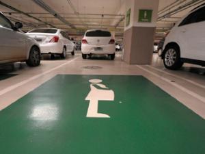 Comissão aprova vagas para grávidas em estacionamento