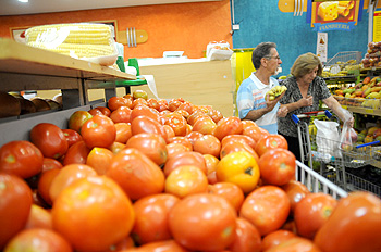 Alimentos continuam a pressionar preços em abril