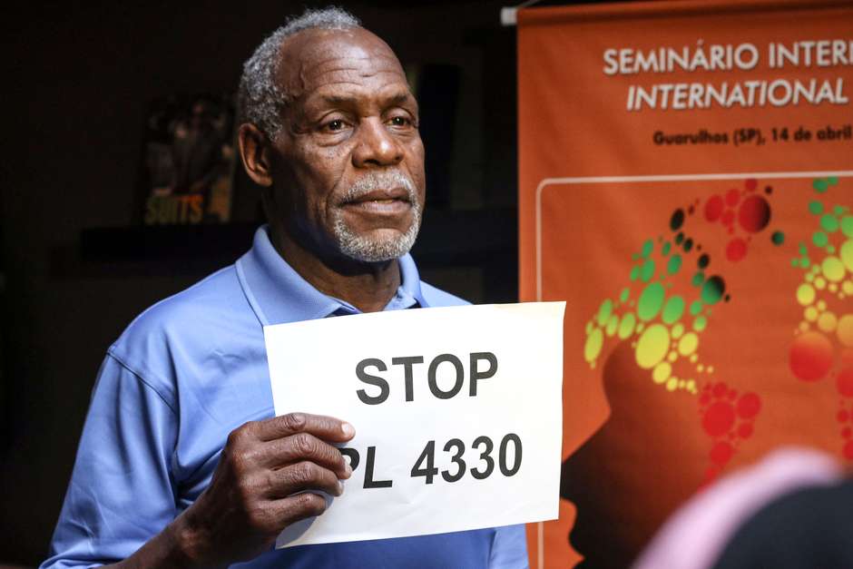 Danny Glover diz que Lula é “herói” e critica terceirização