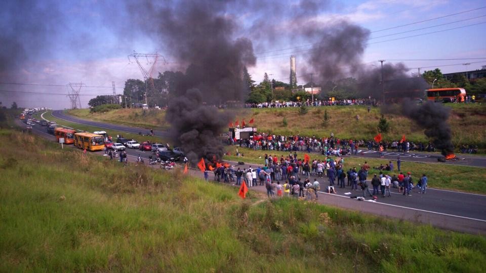 Curitiba amanheceu com manifestações contra a lei da terceirização