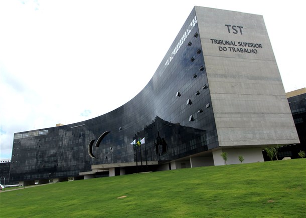 Bancária receberá R$ 160 mil por perseguições após licença para tratar câncer