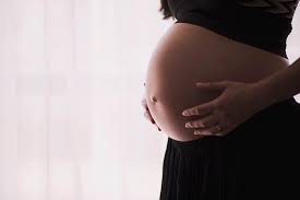 INSS alerta que salário-maternidade pode ser pedido gratuitamente e sem intermediários; veja como