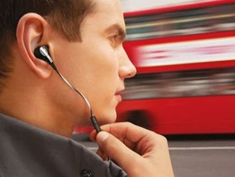 Passageiros de transporte coletivo só poderão ouvir músicas com fones de ouvido, diz projeto de lei