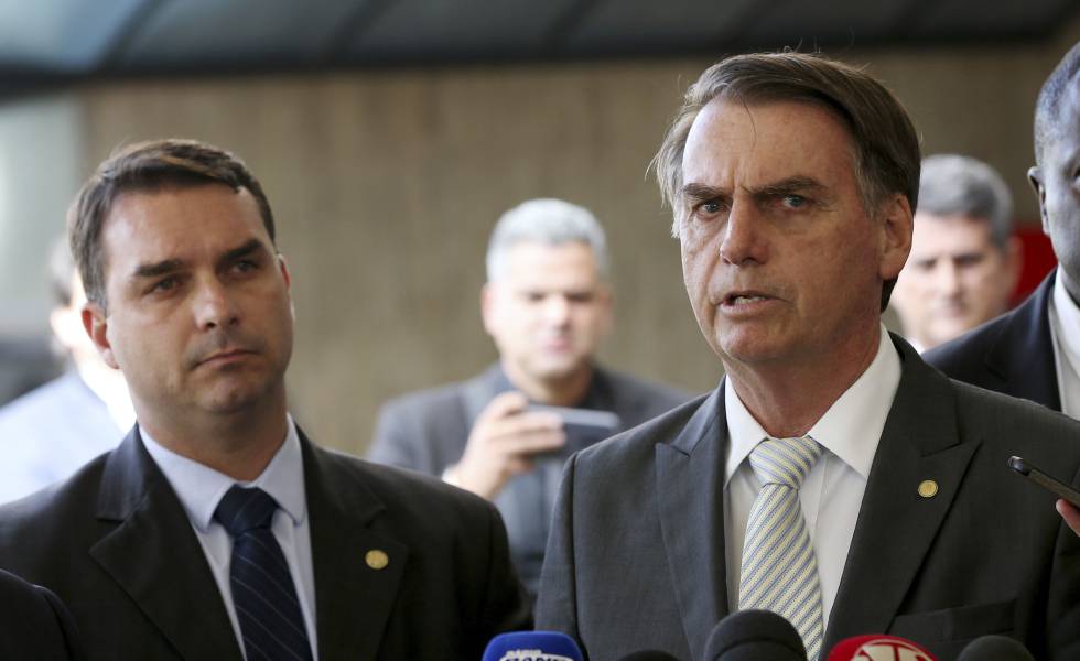 Sob pressão de militares, Bolsonaro tenta deixar Flávio sozinho com crise