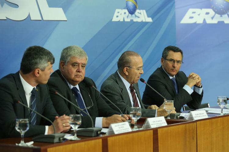 Governo anuncia acordo com caminhoneiros, mas entidades que organizaram greve rejeitam