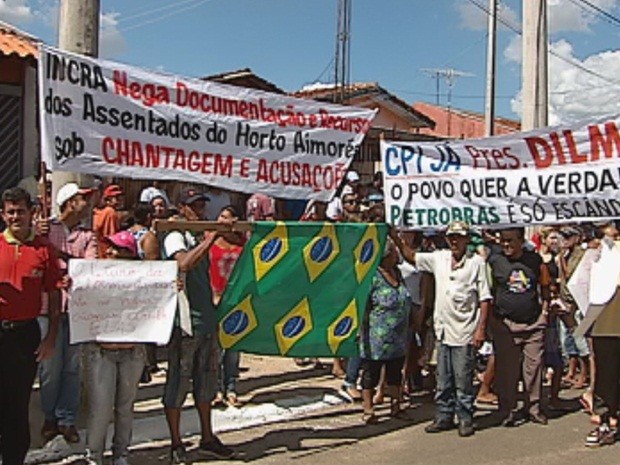 MST e Sindicato dos Bancários protestam em visita de Dilma a Bauru