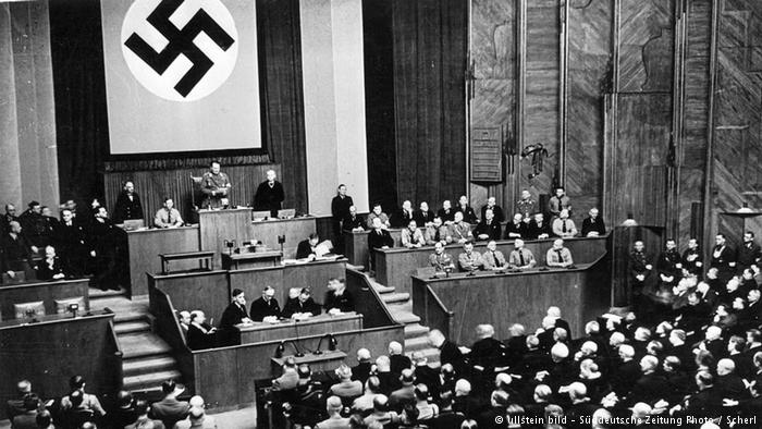 Atropelando as leis, Hitler subiu ao poder e se tornou ditador