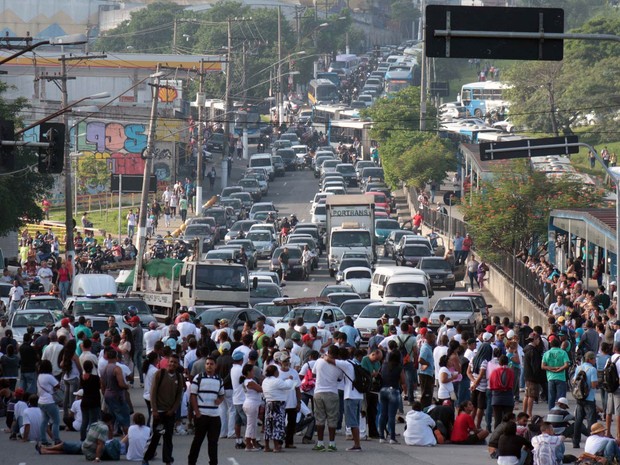 Grupo protesta contra despejos e pede moradia na Zona Sul de SP