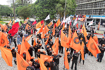 Trabalhadores protestam contra mudanças em benefícios e demissões