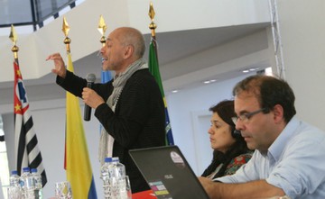 Professor colombiano diz que movimento sindical precisa ocupar espaços na rede social