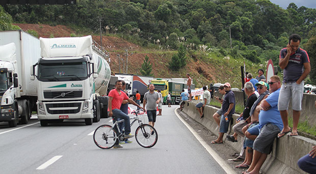 Caminhoneiros podem parar no dia 27 de abril
